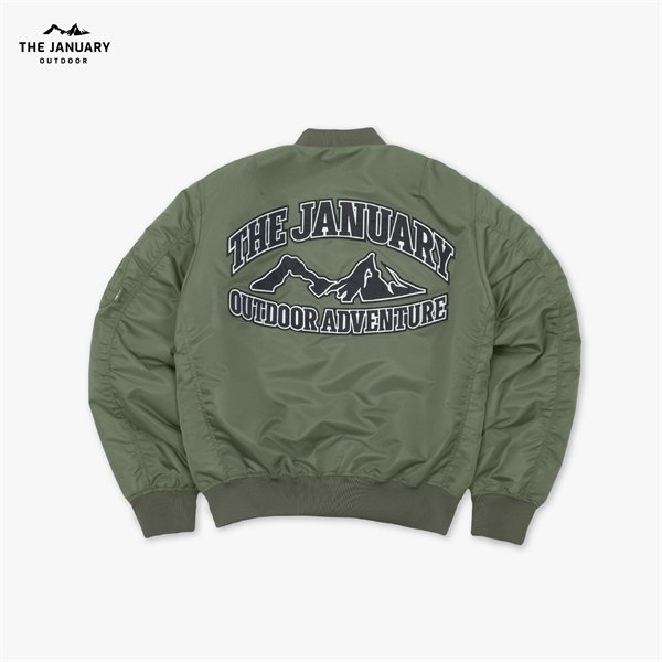 Mặt sau áo khoác bomber xanh rêu trải phẳng, hình in chữ và núi lớn ở lưng, bo gấu và cổ