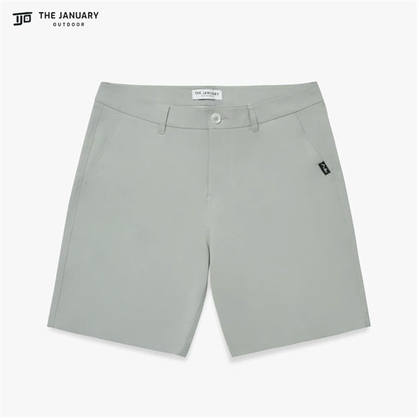 Quần short màu xám nhạt trải phẳng trên nền trắng, mặt trước, cạp có đỉa, túi chéo hai bên