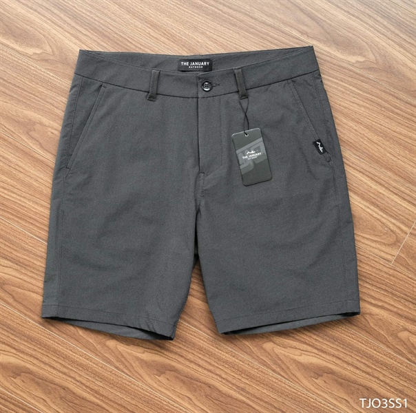 Quần short xám than trải phẳng trên sàn gỗ, mặt trước, cạp có đỉa và cúc, kèm thẻ treo