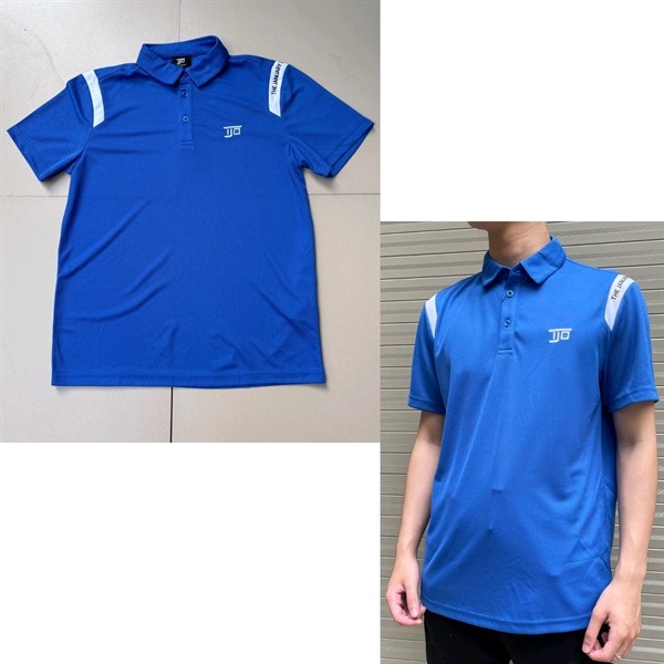 Áo polo cộc tay xanh dương phối sọc trắng ở vai, ảnh ghép trải phẳng và người mặc, logo in ở ngực