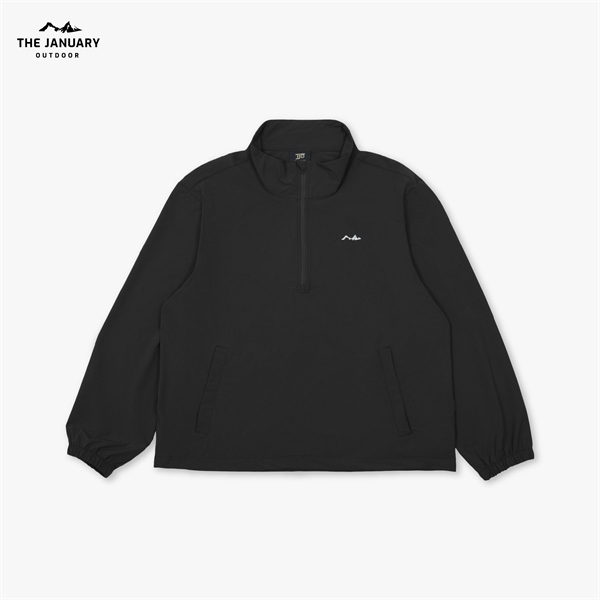 Áo pullover nửa khoá kéo màu đen, cổ đứng, logo nhỏ ở ngực, hai túi xẻ, bo chun cổ tay, trải phẳng nền trắng