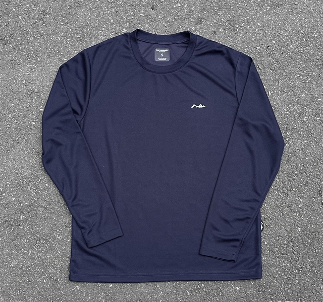 Áo thun nữ dài tay màu xanh navy cổ tròn, logo trắng nhỏ ở ngực, trải phẳng trên nền đường nhựa