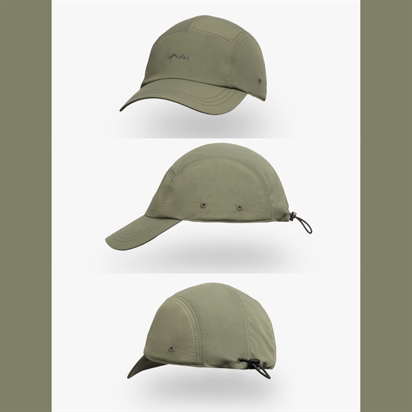 Mũ lưỡi trai 5 panel màu xanh rêu, ba góc chụp với logo thêu cùng màu ở trước và dây rút điều chỉnh phía sau