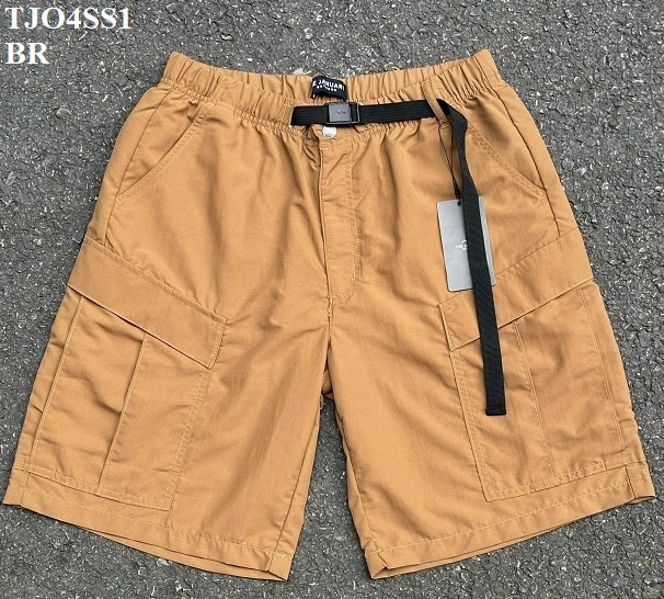 Quần short túi hộp màu nâu bò trải phẳng mặt trước, cạp chun, đai dệt đen khoá cài, túi hộp hai bên ống