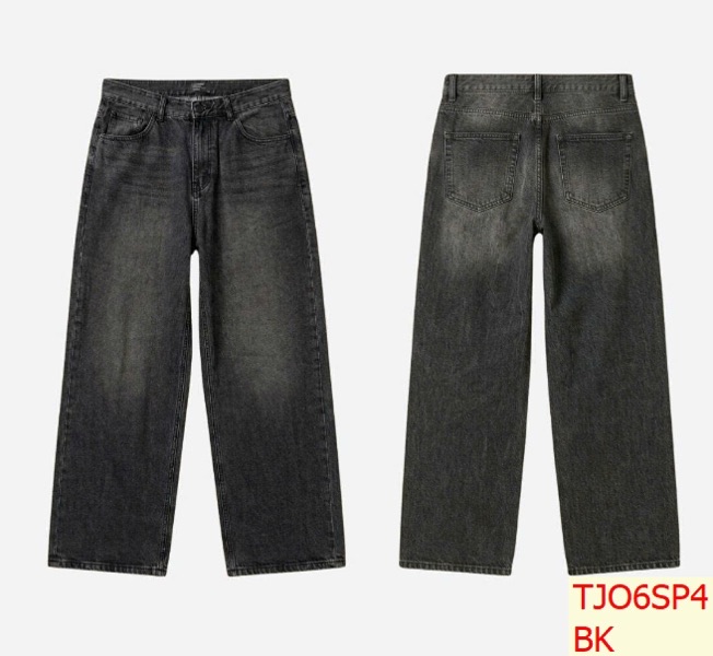 Quần jeans ống rộng màu đen wash bạc, trải phẳng mặt trước và mặt sau cạnh nhau trên nền trắng