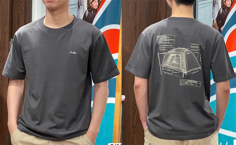 Áo thun xám than trên người mẫu, ghép mặt trước logo nhỏ ở ngực và mặt sau in bản vẽ lều cắm trại