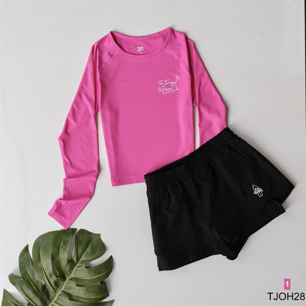 Bộ đồ bơi nữ trải phẳng: áo dài tay croptop màu hồng có chữ in trắng ở ngực, quần short đen lưng chun