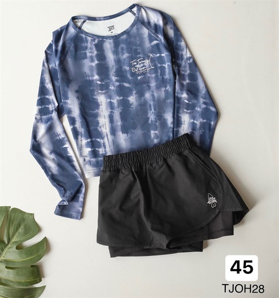 Bộ đồ bơi nữ trải phẳng: áo dài tay croptop họa tiết loang xanh navy trắng, quần short đen lưng chun